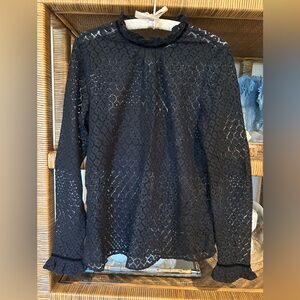 Gap eyelet top